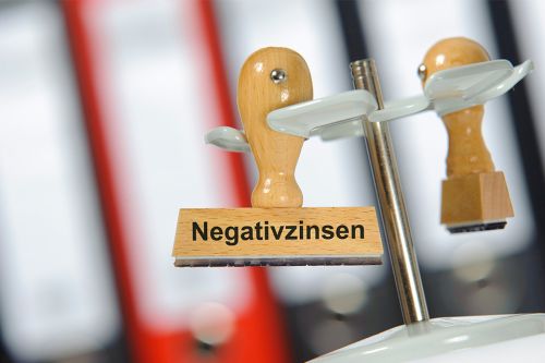 Stempel mit Aufschrift Negativzinsen